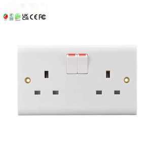 High Quality British Standard 2-Gang 3 Outlets 13a 250v Double Electric Wall Switch Socket For Home Hotel Use