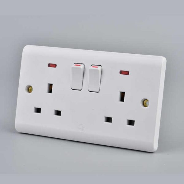 Factory Price Baklite Material British Standard Double 13a 220v Wall Switches Socket Neon Wholesale for Home Office Use